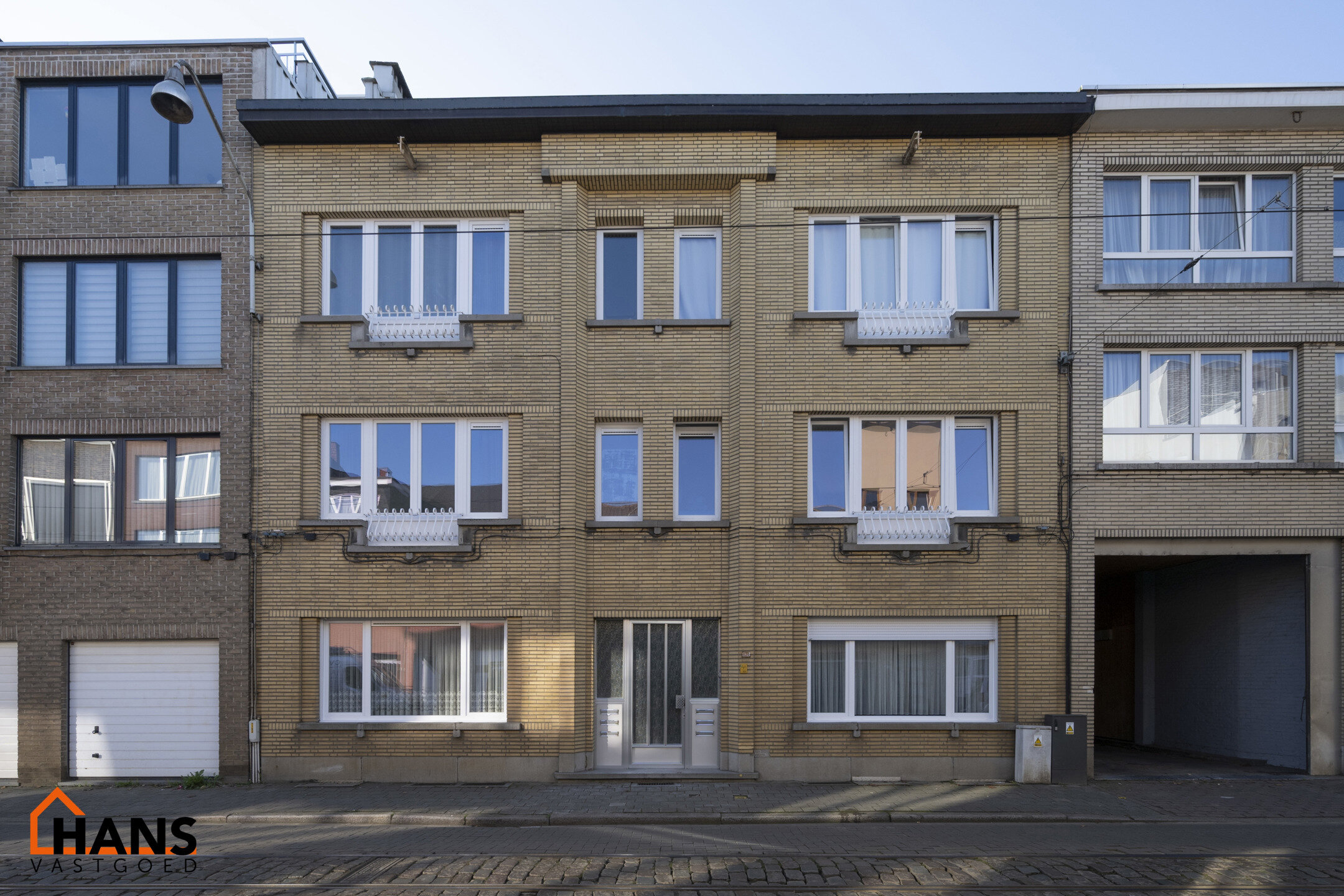 Appartement gelegen op de 1e verdiepig rechts :

Living met eetkamer, 1 kleine en 1 grote slaapkamer. keuken met kasten en spolebakken, kookplaat en dampkap. Douchekamer met douche , toilet en lavabo. Appartement werd volledig nieuw wit geverfd , nieuwe r