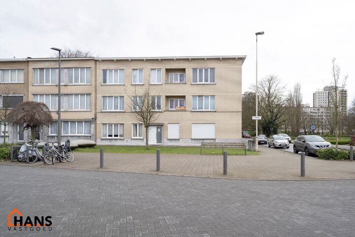 Dit mooi appartement op de eerste verdieping zonder lift is residentieel gelegen en ingedeeld als volgt: inkomhal; badkamer met douche, toilet en badkamermeubel met ingebouwde wastafel; 2 slaapkamers; living; keuken met kasten en spoelbakken, dampkap, koo