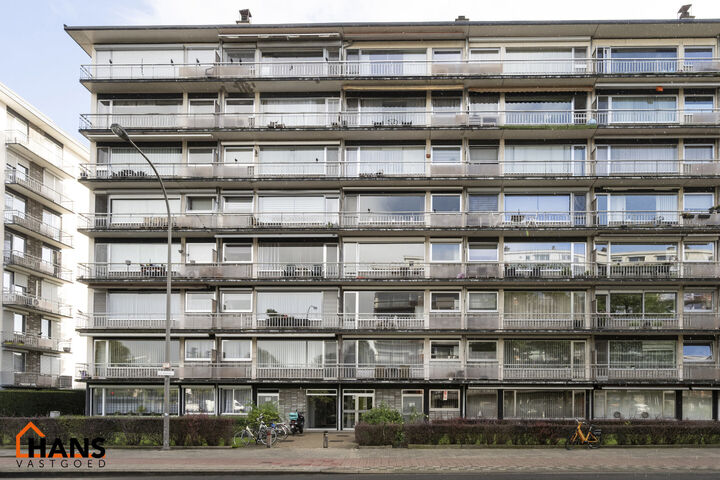 Dit goed verzorgd appartement is op de derde verdieping met lift en omvat een inkomhal; woonkamer met veel lichtinval en op parket; geïnstalleerde keuken met extra berging; nachthal met een ingerichte badkamer; polyvalente ruimte/berging; 2 slaapkamers; 