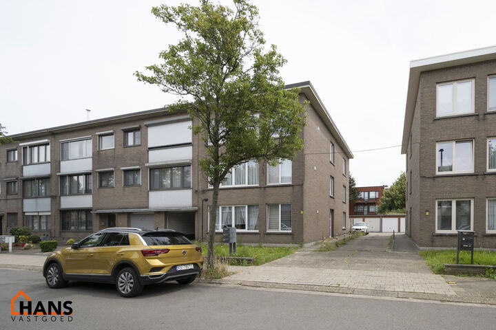 Appartement op de 2de verdieping zonder lift.
Inkomhal met vestiaire en apart toilet; leefruimte; keuken met kookplaat en dampkap en ruimte voor een eigen koelkast, vaatwasser en wasmachine; badkamer met douche in het ligbad; wastafel met meubel en spiege