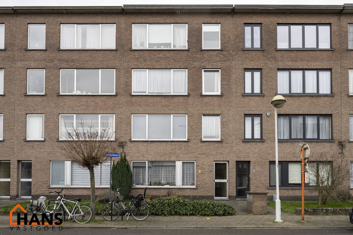 Appartement op de 1ste verdieping zonder lift.
Inkomhal met berging en apart toilet; leefruimte; keuken met kookplaat en oven, dampkap en ruimte voor een eigen koelkast; badkamer met inloopdouche; wastafel met meubel en spiegelkast; 2 slaapkamers waarvan 