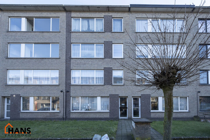 Dit appartement met terras op de derde verdieping zonder lift, omvat : Inkomhal; apart toilet; leefruimte; deels geïnstalleerd keuken; 2 slaapkamers waarvan de kleinste toegang heeft tot het terras; ingerichte badkamer met douche in bad, wastafel en spie