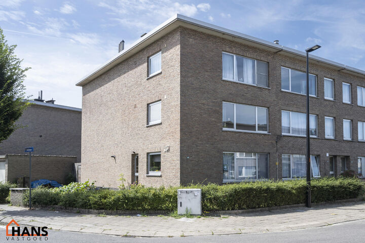 Dit recent gerenoveerd appartement is residentieel gelegen en bevindt zich op de eerst verdieping.
Het omvat een inkomhal met een vestiairekast; apart toilet; ingerichte badkamer met inloopdouche en badkamermeubel met ingebouwde wastafel en spiegelkast; 2