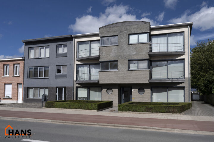 Goed onderhouden 2-slaapkamerappartement op de 1ste verdieping zonder lift.
Inkomhal; apart toilet; leefruimte met veel lichtinval en automatische stores; geïnstalleerde keuken voorzien van alle toestellen: kookplaat, dampkap, oven, koelkast en vaatwasse