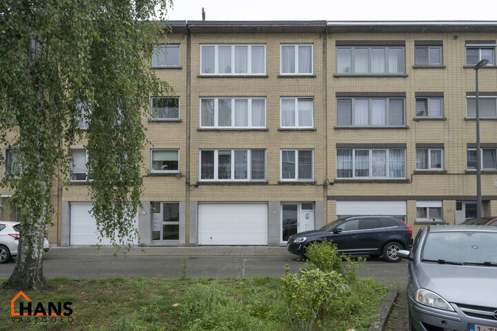 Dit goed gelegen appartement op de derde verdieping zonder lift, omvat: een inkomhal; apart toilet; woonkamer met veel lichtinval; geïnstalleerde keuken met overdekt terras waardoor de keuken langer wordt; 3 slaapkamers waarvan 1 vooraan en 2 achteraan v