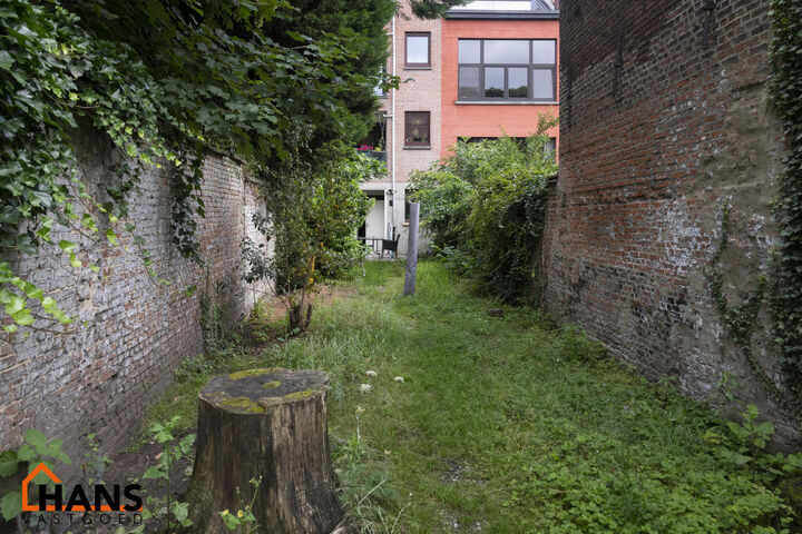 Dit gerenoveerd gelijkvloers appartement in 2017 heeft een inkomhal; grote slaapkamer met rolluiken; apart toilet; ingerichte badkamer met inloopdouche, woonkamer met een open en geïnstalleerde keuken en extra slaapkamer/bureel en een riante tuin van 223