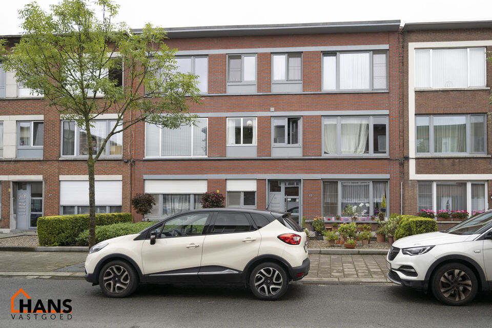 Dit residentieel gelegen appartement is op de eerste verdieping zonder lift en omvat een inkomhal, ingerichte badkamer met douche, toilet en badkamermeubel; 2 slaapkamers; woonkamer en een ingerichte keuken. Tot slot is er nog een kelder aanwezig.
Vaste k