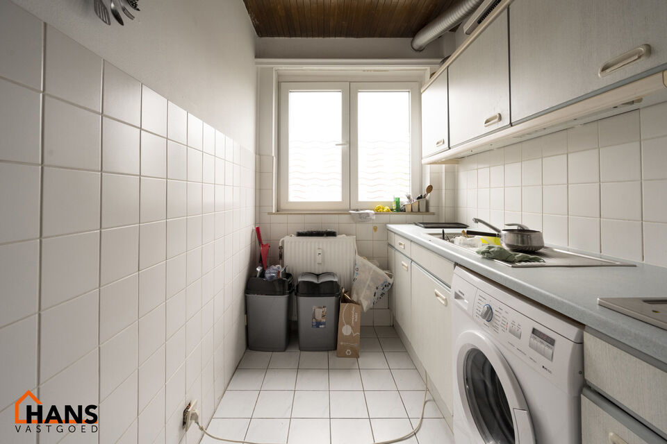 Dit residentieel gelegen appartement is op de eerste verdieping zonder lift en omvat een inkomhal, ingerichte badkamer met douche, toilet en badkamermeubel; 2 slaapkamers; woonkamer en een ingerichte keuken. Tot slot is er nog een kelder aanwezig.
Vaste k