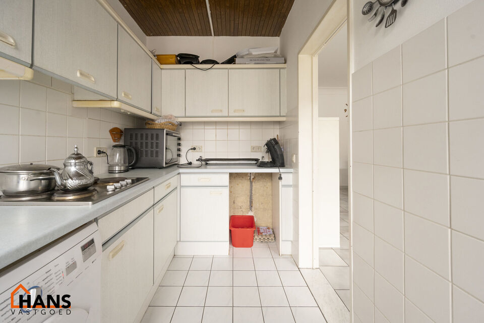 Dit residentieel gelegen appartement is op de eerste verdieping zonder lift en omvat een inkomhal, ingerichte badkamer met douche, toilet en badkamermeubel; 2 slaapkamers; woonkamer en een ingerichte keuken. Tot slot is er nog een kelder aanwezig.
Vaste k