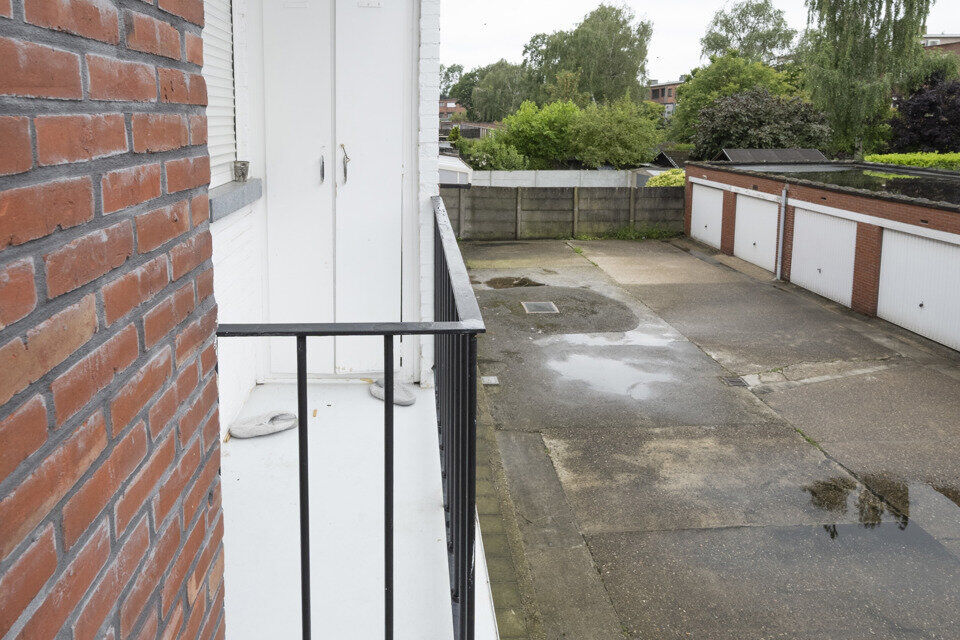 Dit residentieel gelegen appartement is op de eerste verdieping zonder lift en omvat een inkomhal, ingerichte badkamer met douche, toilet en badkamermeubel; 2 slaapkamers; woonkamer en een ingerichte keuken. Tot slot is er nog een kelder aanwezig.
Vaste k