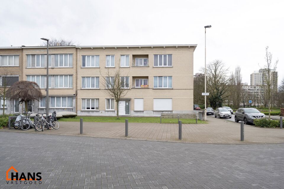 Dit mooi appartement op de eerste verdieping zonder lift is residentieel gelegen en ingedeeld als volgt: inkomhal; badkamer met douche, toilet en badkamermeubel met ingebouwde wastafel; 2 slaapkamers; living; keuken met kasten en spoelbakken, dampkap, koo