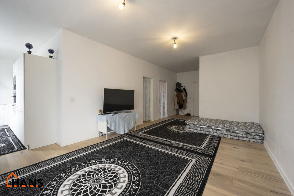 Dit mooi appartement op de eerste verdieping zonder lift is residentieel gelegen en ingedeeld als volgt: inkomhal; badkamer met douche, toilet en badkamermeubel met ingebouwde wastafel; 2 slaapkamers; living; keuken met kasten en spoelbakken, dampkap, koo