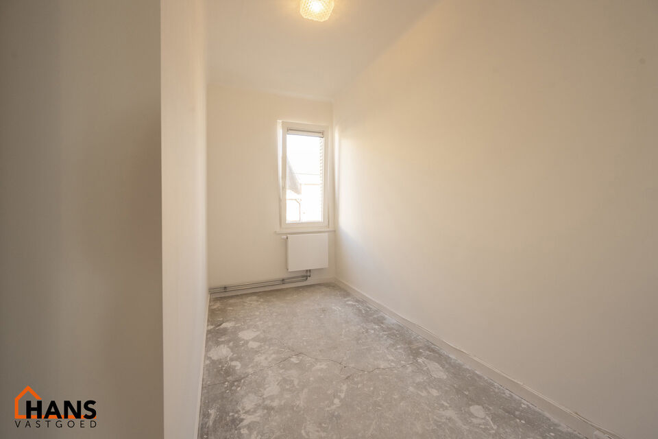 Appartement gelegen op de 1e verdiepig rechts :

Living met eetkamer, 1 kleine en 1 grote slaapkamer. keuken met kasten en spolebakken, kookplaat en dampkap. Douchekamer met douche , toilet en lavabo. Appartement werd volledig nieuw wit geverfd , nieuwe r