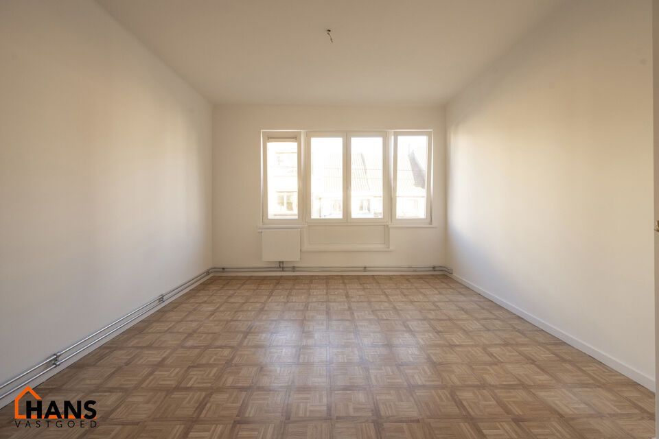 Appartement gelegen op de 1e verdiepig rechts :

Living met eetkamer, 1 kleine en 1 grote slaapkamer. keuken met kasten en spolebakken, kookplaat en dampkap. Douchekamer met douche , toilet en lavabo. Appartement werd volledig nieuw wit geverfd , nieuwe r