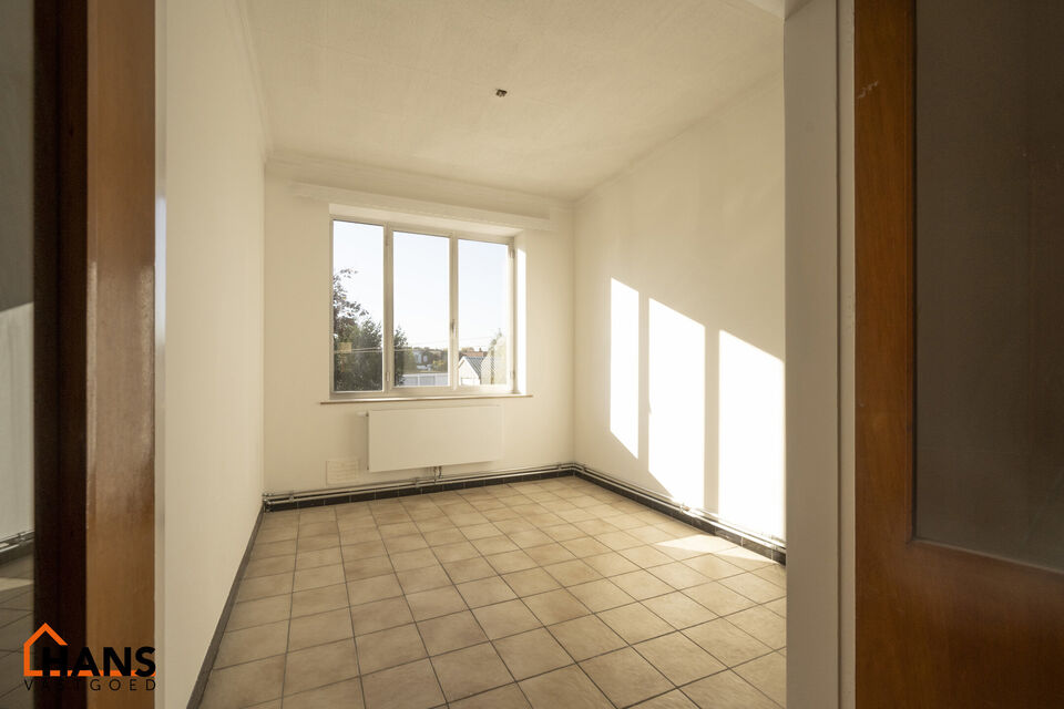 Appartement gelegen op de 1e verdiepig rechts :

Living met eetkamer, 1 kleine en 1 grote slaapkamer. keuken met kasten en spolebakken, kookplaat en dampkap. Douchekamer met douche , toilet en lavabo. Appartement werd volledig nieuw wit geverfd , nieuwe r