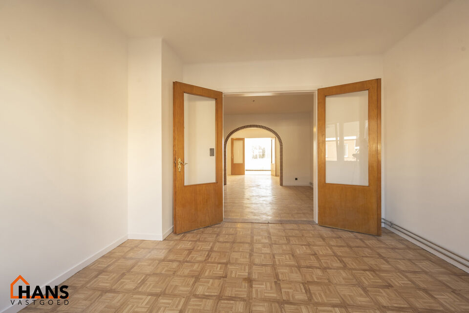 Appartement gelegen op de 1e verdiepig rechts :

Living met eetkamer, 1 kleine en 1 grote slaapkamer. keuken met kasten en spolebakken, kookplaat en dampkap. Douchekamer met douche , toilet en lavabo. Appartement werd volledig nieuw wit geverfd , nieuwe r