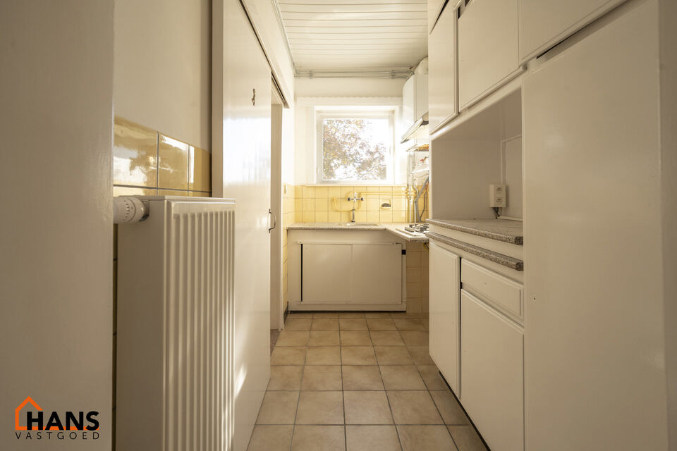 Appartement gelegen op de 1e verdiepig rechts :

Living met eetkamer, 1 kleine en 1 grote slaapkamer. keuken met kasten en spolebakken, kookplaat en dampkap. Douchekamer met douche , toilet en lavabo. Appartement werd volledig nieuw wit geverfd , nieuwe r