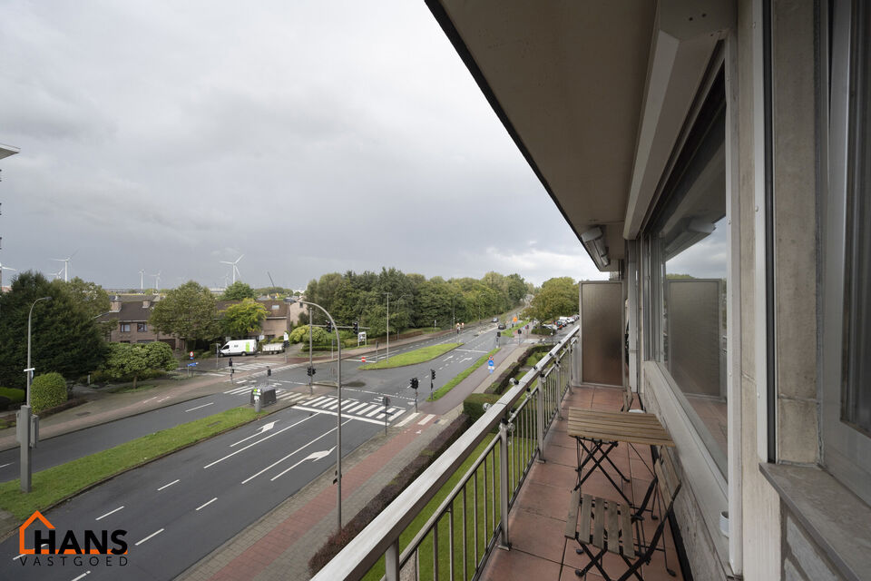 Dit goed verzorgd appartement is op de derde verdieping met lift en omvat een inkomhal; woonkamer met veel lichtinval en op parket; geïnstalleerde keuken met extra berging; nachthal met een ingerichte badkamer; polyvalente ruimte/berging; 2 slaapkamers; 