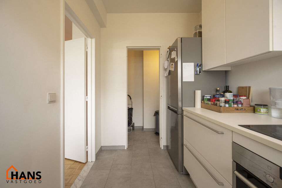 Dit goed verzorgd appartement is op de derde verdieping met lift en omvat een inkomhal; woonkamer met veel lichtinval en op parket; geïnstalleerde keuken met extra berging; nachthal met een ingerichte badkamer; polyvalente ruimte/berging; 2 slaapkamers; 