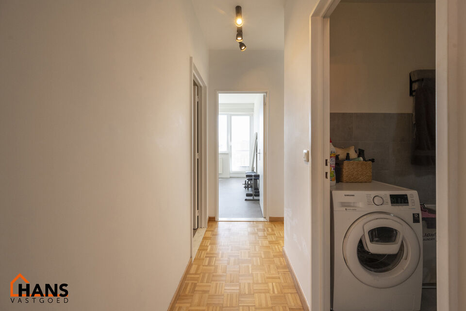 Dit goed verzorgd appartement is op de derde verdieping met lift en omvat een inkomhal; woonkamer met veel lichtinval en op parket; geïnstalleerde keuken met extra berging; nachthal met een ingerichte badkamer; polyvalente ruimte/berging; 2 slaapkamers; 