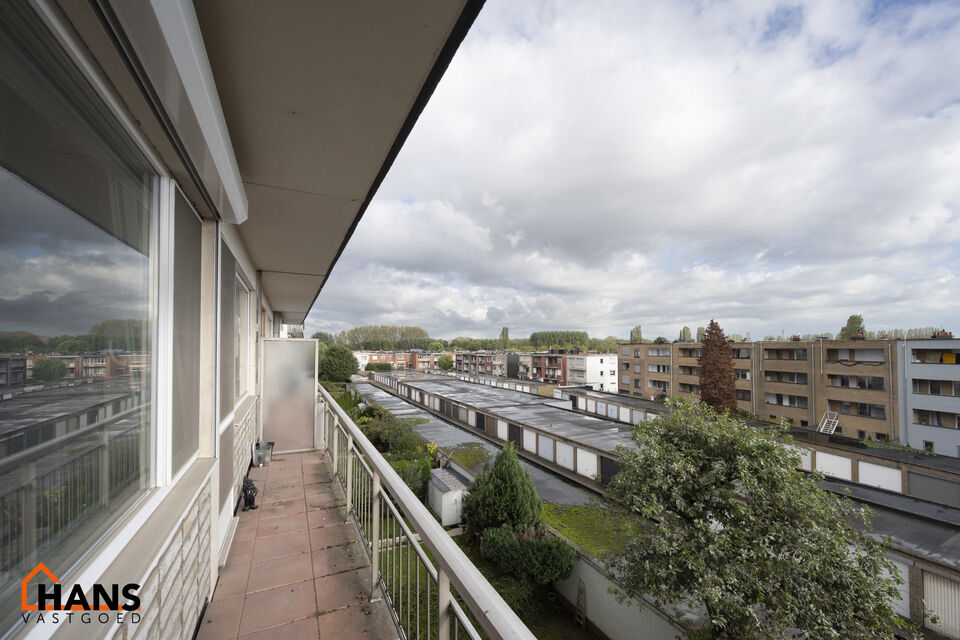 Dit goed verzorgd appartement is op de derde verdieping met lift en omvat een inkomhal; woonkamer met veel lichtinval en op parket; geïnstalleerde keuken met extra berging; nachthal met een ingerichte badkamer; polyvalente ruimte/berging; 2 slaapkamers; 