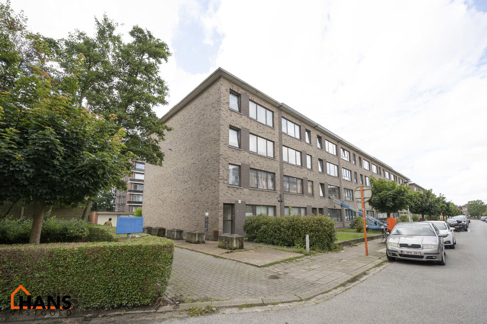 Appartement gelegen op de eerste verdieping ( zonder lift) : inkomhal met berging, apart toilet, badkamer met ligbad en lavabo. 2 slaapkamers waarvan 1 toegang geeft tot het terras met berging. Living, keuken met kasten en spoelbakken, berging. Opfrissing