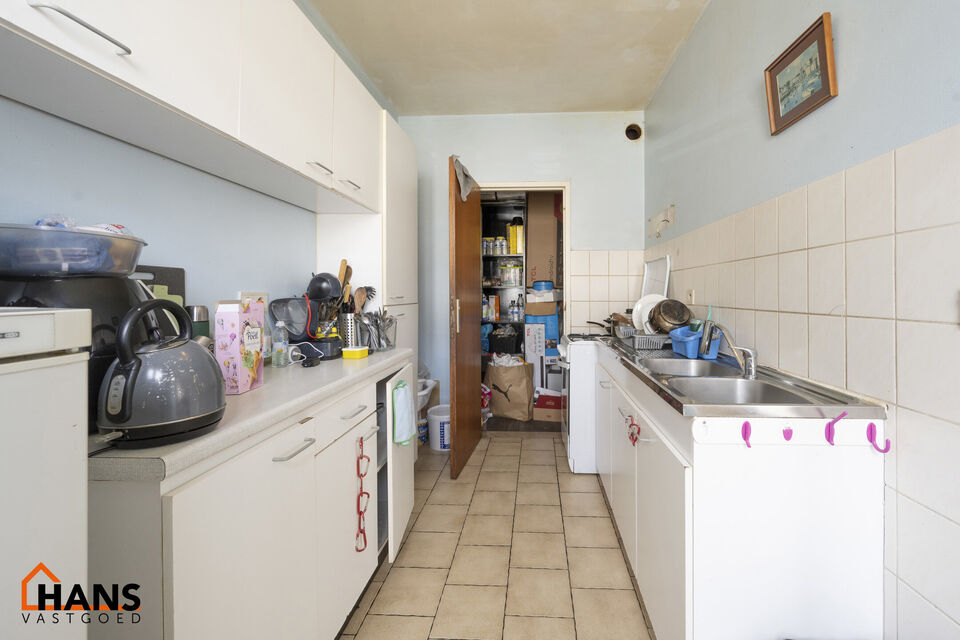 Appartement gelegen op de eerste verdieping ( zonder lift) : inkomhal met berging, apart toilet, badkamer met ligbad en lavabo. 2 slaapkamers waarvan 1 toegang geeft tot het terras met berging. Living, keuken met kasten en spoelbakken, berging. Opfrissing