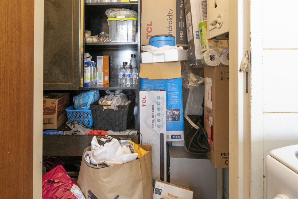 Appartement gelegen op de eerste verdieping ( zonder lift) : inkomhal met berging, apart toilet, badkamer met ligbad en lavabo. 2 slaapkamers waarvan 1 toegang geeft tot het terras met berging. Living, keuken met kasten en spoelbakken, berging. Opfrissing