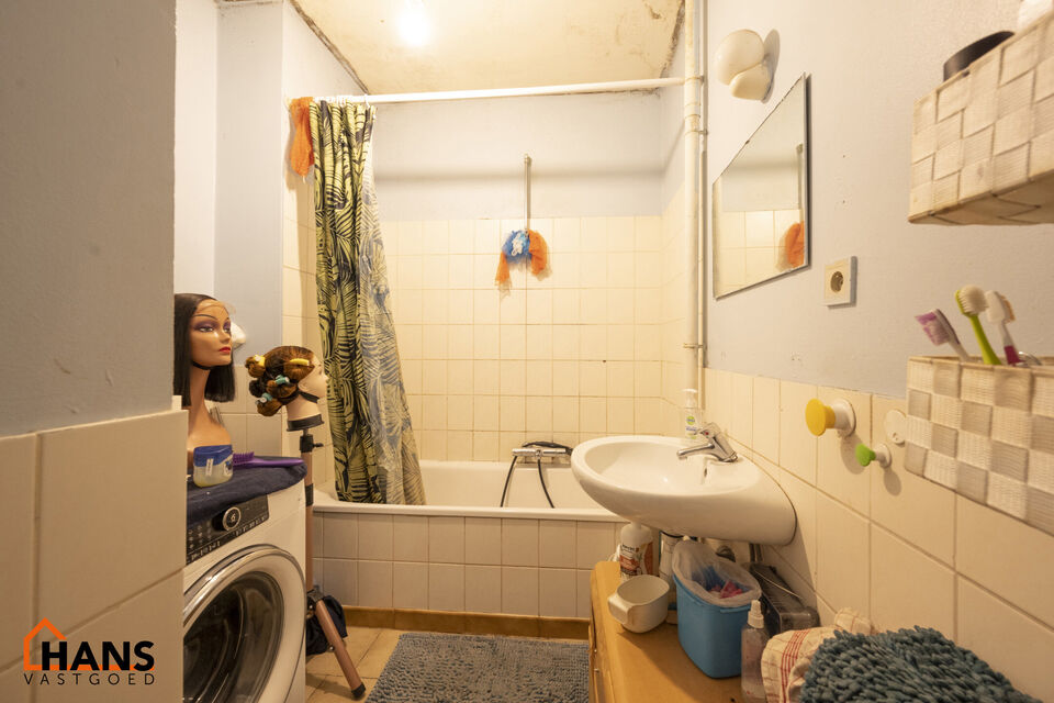 Appartement gelegen op de eerste verdieping ( zonder lift) : inkomhal met berging, apart toilet, badkamer met ligbad en lavabo. 2 slaapkamers waarvan 1 toegang geeft tot het terras met berging. Living, keuken met kasten en spoelbakken, berging. Opfrissing