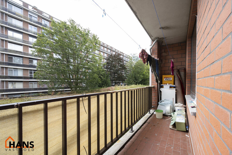 Appartement gelegen op de eerste verdieping ( zonder lift) : inkomhal met berging, apart toilet, badkamer met ligbad en lavabo. 2 slaapkamers waarvan 1 toegang geeft tot het terras met berging. Living, keuken met kasten en spoelbakken, berging. Opfrissing