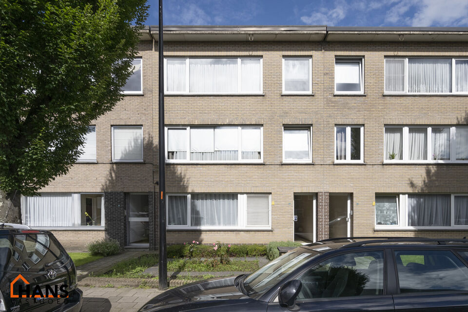 Appartement gelegen op de tweede verdieping ( zonder lift) met garage : inkomhal met berging, apart toilet, badkamer met ligbad en lavabo. 2 slaapkamers waarvan 1 toegang geeft tot het terras met berging. Living, keuken met kasten en spoelbakken, berging.