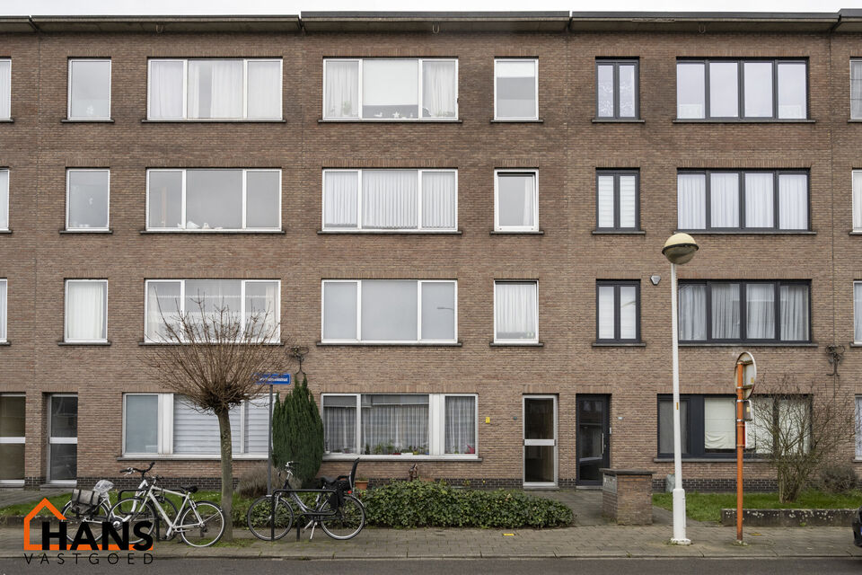 Appartement op de 1ste verdieping zonder lift.
Inkomhal met berging en apart toilet; leefruimte; keuken met kookplaat en oven, dampkap en ruimte voor een eigen koelkast; badkamer met inloopdouche; wastafel met meubel en spiegelkast; 2 slaapkamers waarvan 