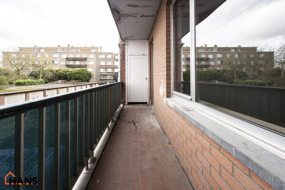 Appartement op de 1ste verdieping zonder lift.
Inkomhal met berging en apart toilet; leefruimte; keuken met kookplaat en oven, dampkap en ruimte voor een eigen koelkast; badkamer met inloopdouche; wastafel met meubel en spiegelkast; 2 slaapkamers waarvan 