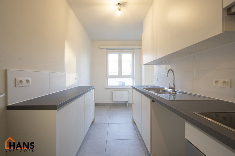 Volledig gerenoveerd appartement met terras en mogelijkheid tot het huren van een garagebox.
Inkomhal; apart toilet; leefruimte; keuken met kasten, spoelbak, kookplaat, dampkap, oven; berging met aansluiting voor wasmachine en/of droogkast; badkamer met i