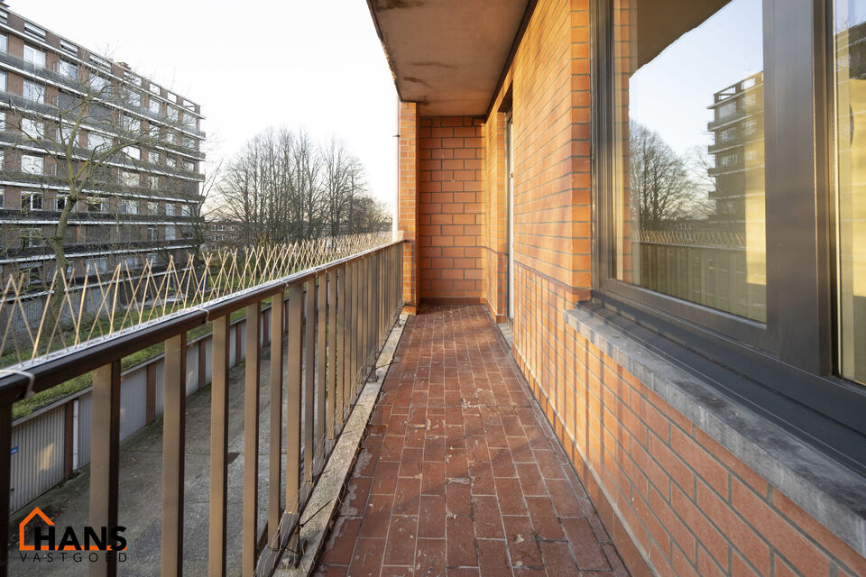 Volledig gerenoveerd appartement met terras en mogelijkheid tot het huren van een garagebox.
Inkomhal; apart toilet; leefruimte; keuken met kasten, spoelbak, kookplaat, dampkap, oven; berging met aansluiting voor wasmachine en/of droogkast; badkamer met i