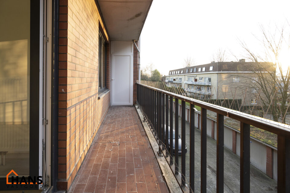 Volledig gerenoveerd appartement met terras en mogelijkheid tot het huren van een garagebox.
Inkomhal; apart toilet; leefruimte; keuken met kasten, spoelbak, kookplaat, dampkap, oven; berging met aansluiting voor wasmachine en/of droogkast; badkamer met i