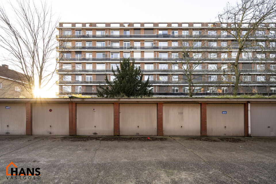 Volledig gerenoveerd appartement met terras en mogelijkheid tot het huren van een garagebox.
Inkomhal; apart toilet; leefruimte; keuken met kasten, spoelbak, kookplaat, dampkap, oven; berging met aansluiting voor wasmachine en/of droogkast; badkamer met i