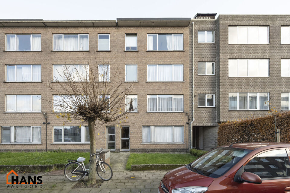 Appartement op de 1ste verdieping.  Garagebox mogelijk.

Ruime inkomhal; apart toilet; leefruimte op laminaat; keuken met kasten, kookplaat, dampkap, dubbele spoelbak en ruimte voor een eigen koelkast; berging; badkamer met ligbad, wastafel in meubel en a