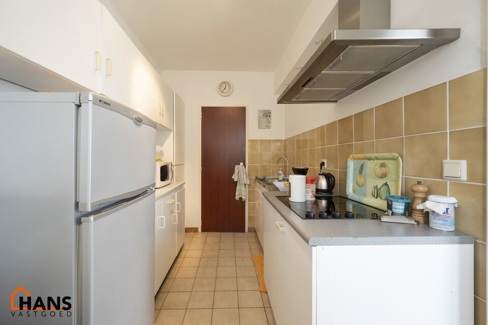 Appartement op de 1ste verdieping.  Garagebox mogelijk.

Ruime inkomhal; apart toilet; leefruimte op laminaat; keuken met kasten, kookplaat, dampkap, dubbele spoelbak en ruimte voor een eigen koelkast; berging; badkamer met ligbad, wastafel in meubel en a