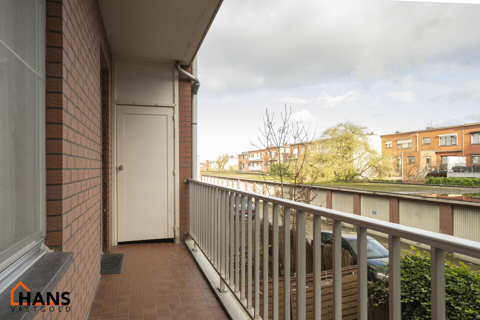 Appartement op de 1ste verdieping.  Garagebox mogelijk.

Ruime inkomhal; apart toilet; leefruimte op laminaat; keuken met kasten, kookplaat, dampkap, dubbele spoelbak en ruimte voor een eigen koelkast; berging; badkamer met ligbad, wastafel in meubel en a