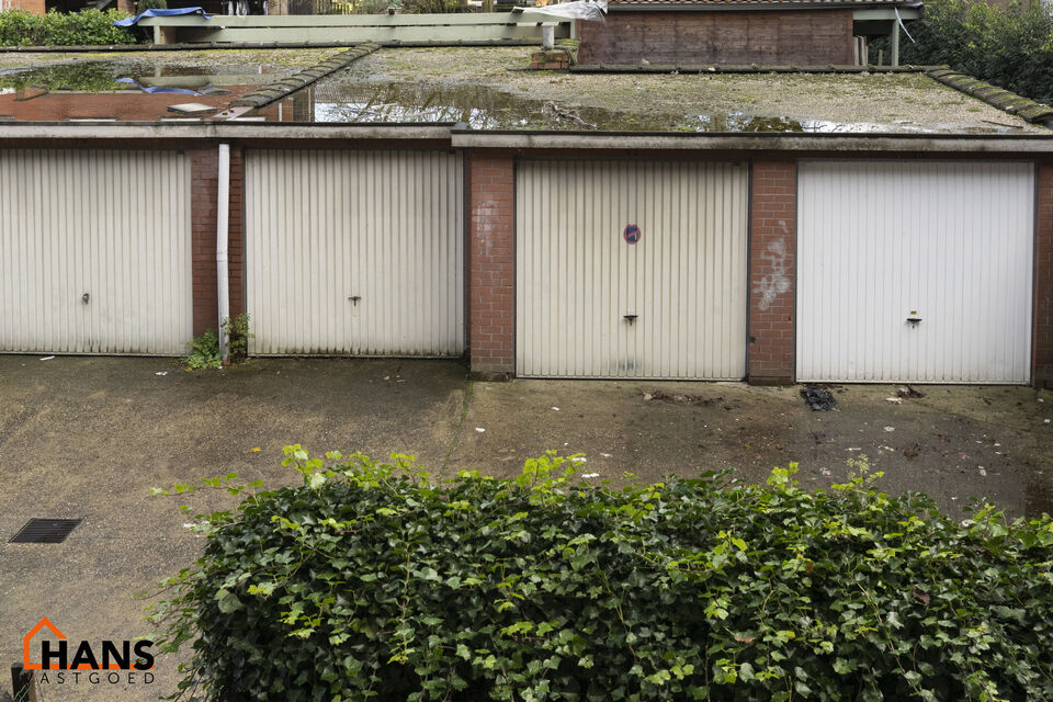 Appartement op de 1ste verdieping.  Garagebox mogelijk.

Ruime inkomhal; apart toilet; leefruimte op laminaat; keuken met kasten, kookplaat, dampkap, dubbele spoelbak en ruimte voor een eigen koelkast; berging; badkamer met ligbad, wastafel in meubel en a