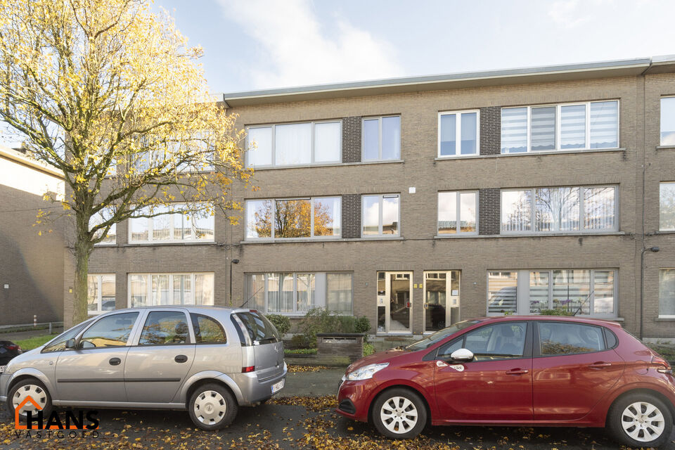 Appartement op de 1ste verdieping zonder lift + garagebox.

Inkomhal met vestiaireruimte; apart toilet; leefruimte op tegels; keuken met kasten, kookplaat, dampkap, oven en spoelbak en ruimte om zelf een koelkast, was-/droogmachine of vaatwasser te plaats