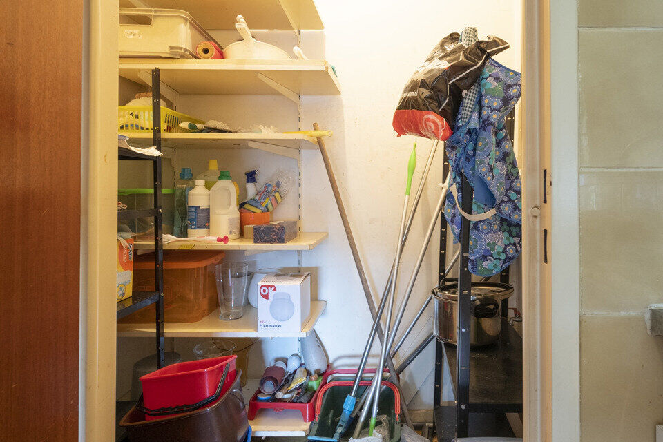 Appartement op de 3de verdieping.  Garagebox mogelijk.

Ruime inkomhal; apart toilet; leefruimte op laminaat; keuken met kasten, dubbele spoelbak en ruimte voor een eigen koelkast; berging; badkamer met ligbad, wastafel in meubel en aansluiting wasmachine