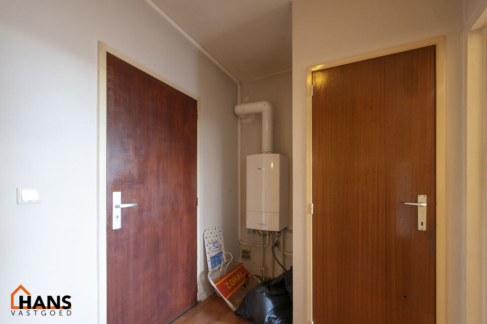 Appartement op de 3de verdieping.  Garagebox mogelijk.

Ruime inkomhal; apart toilet; leefruimte op laminaat; keuken met kasten, dubbele spoelbak en ruimte voor een eigen koelkast; berging; badkamer met ligbad, wastafel in meubel en aansluiting wasmachine