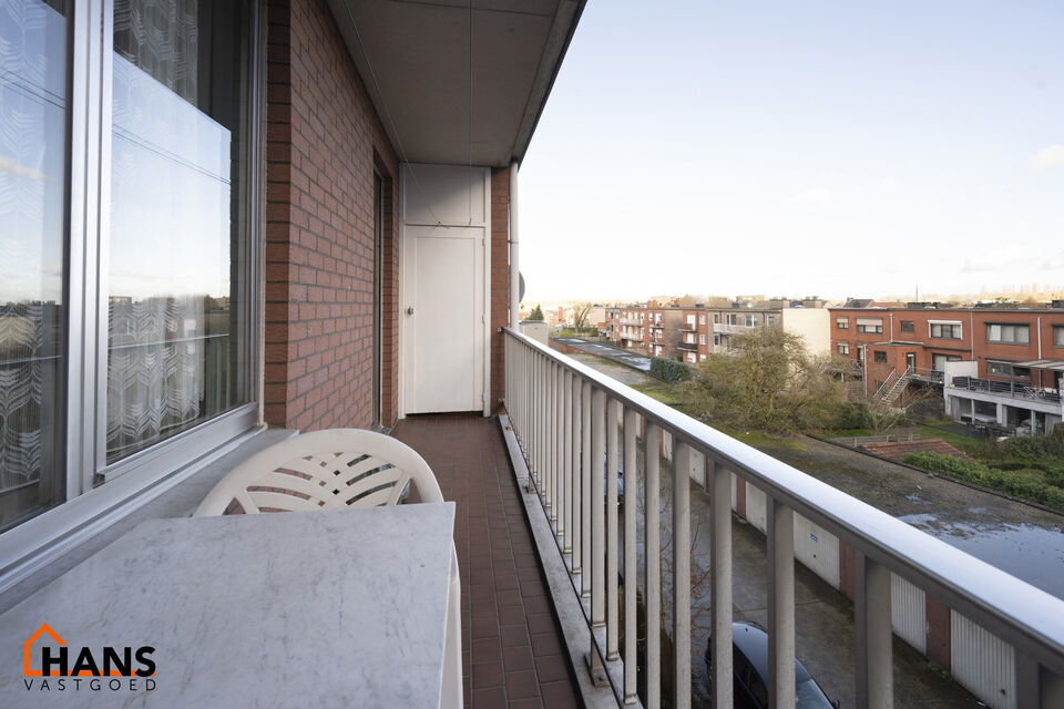 Appartement op de 3de verdieping.  Garagebox mogelijk.

Ruime inkomhal; apart toilet; leefruimte op laminaat; keuken met kasten, dubbele spoelbak en ruimte voor een eigen koelkast; berging; badkamer met ligbad, wastafel in meubel en aansluiting wasmachine