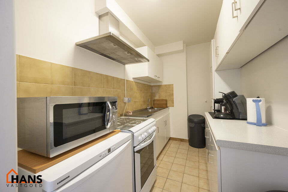 Gelijkvloersappartement met stadstuin.
Inkomhal; apart toilet; leefruimte; keuken met kasten, spoelbak en dampkap en ruimte voor het plaatsen van een eigen koelkast kookplaat- oven combinatie; 2 slaapkamers waarvan de kleinste toegang heeft tot de achterl