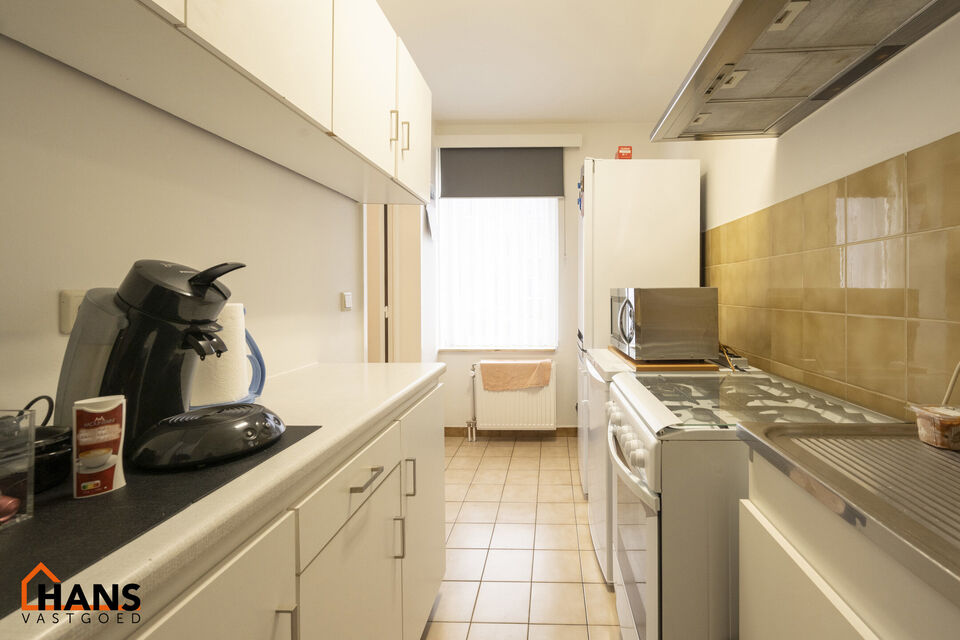 Gelijkvloersappartement met stadstuin.
Inkomhal; apart toilet; leefruimte; keuken met kasten, spoelbak en dampkap en ruimte voor het plaatsen van een eigen koelkast kookplaat- oven combinatie; 2 slaapkamers waarvan de kleinste toegang heeft tot de achterl