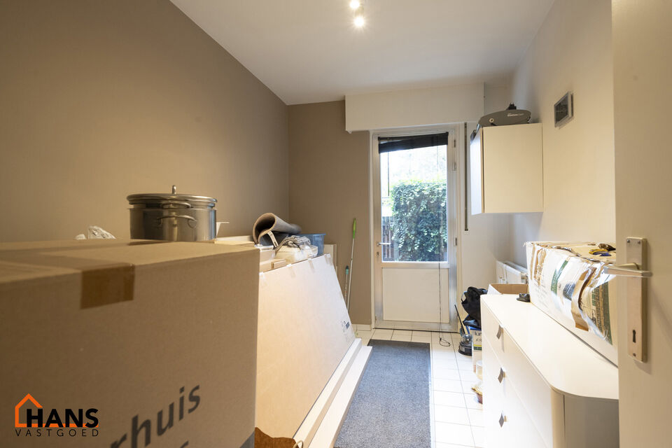 Gelijkvloersappartement met stadstuin.
Inkomhal; apart toilet; leefruimte; keuken met kasten, spoelbak en dampkap en ruimte voor het plaatsen van een eigen koelkast kookplaat- oven combinatie; 2 slaapkamers waarvan de kleinste toegang heeft tot de achterl