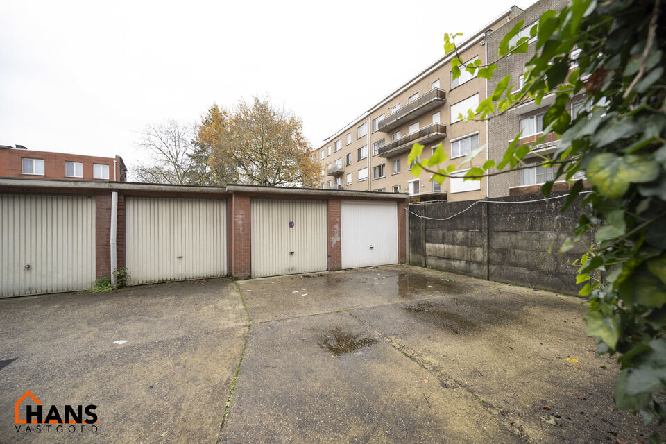 Gelijkvloersappartement met stadstuin.
Inkomhal; apart toilet; leefruimte; keuken met kasten, spoelbak en dampkap en ruimte voor het plaatsen van een eigen koelkast kookplaat- oven combinatie; 2 slaapkamers waarvan de kleinste toegang heeft tot de achterl