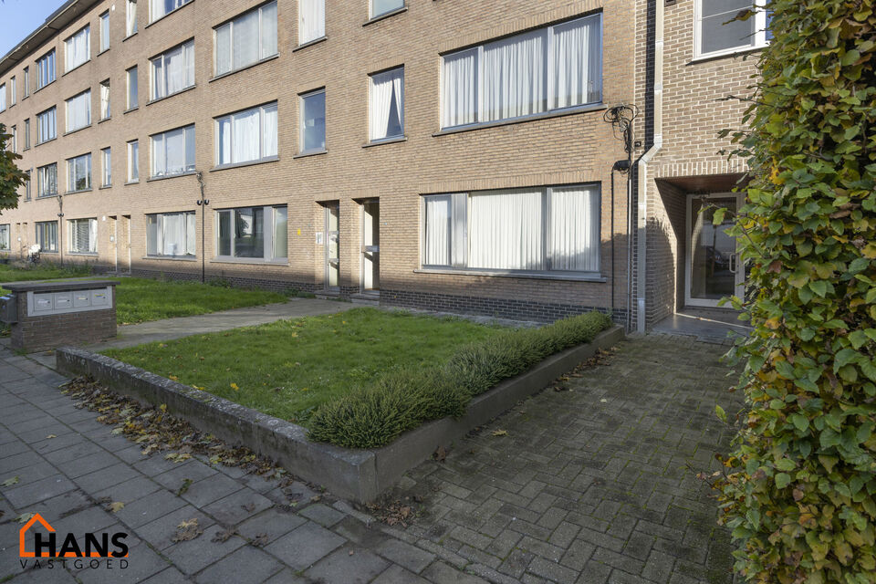 Gelijkvloersappartement met stadstuin.
Inkomhal; apart toilet; leefruimte; keuken met kasten, spoelbak en dampkap en ruimte voor het plaatsen van een eigen koelkast kookplaat- oven combinatie; 2 slaapkamers waarvan de kleinste toegang heeft tot de achterl